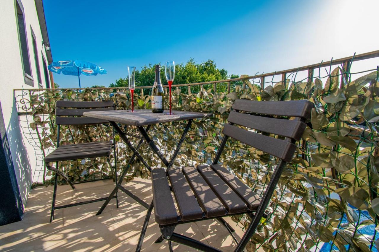 Apartments With Pool In Pula,Croatia Экстерьер фото