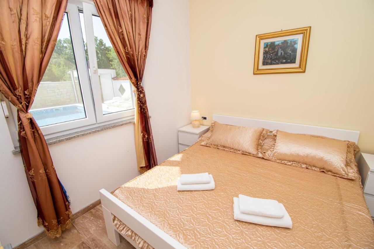 Apartments With Pool In Pula,Croatia Экстерьер фото