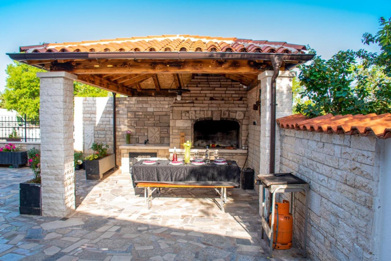 Apartments With Pool In Pula,Croatia Экстерьер фото